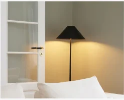 Gulvlampe Hygge sort H. 140 cm