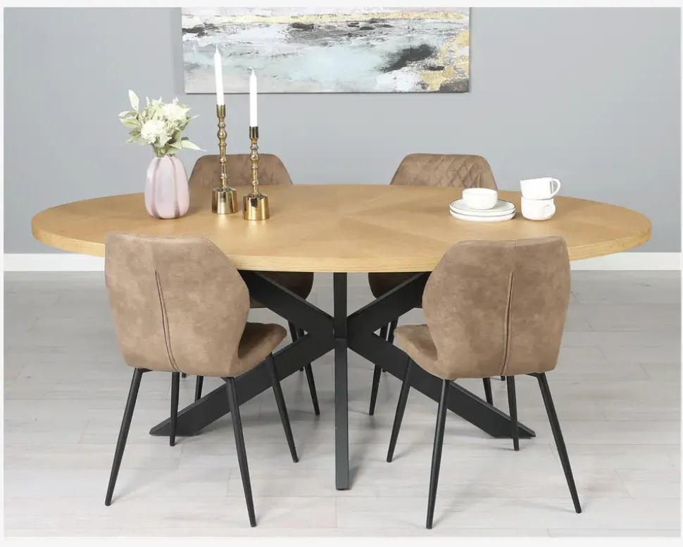 Ovalt spisebord i eg finer