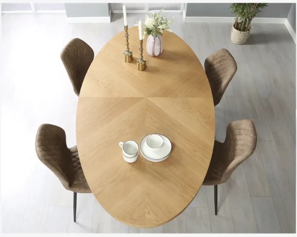 Ovalt spisebord i eg finer