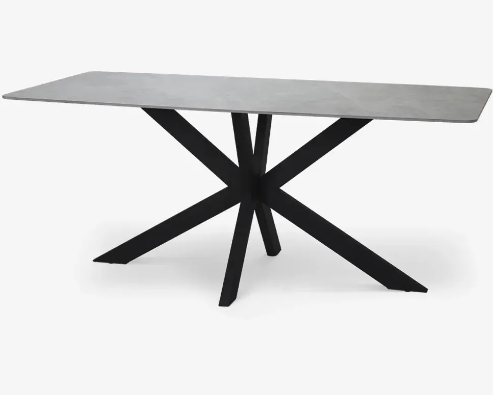 Spisebord i grå sintret sten