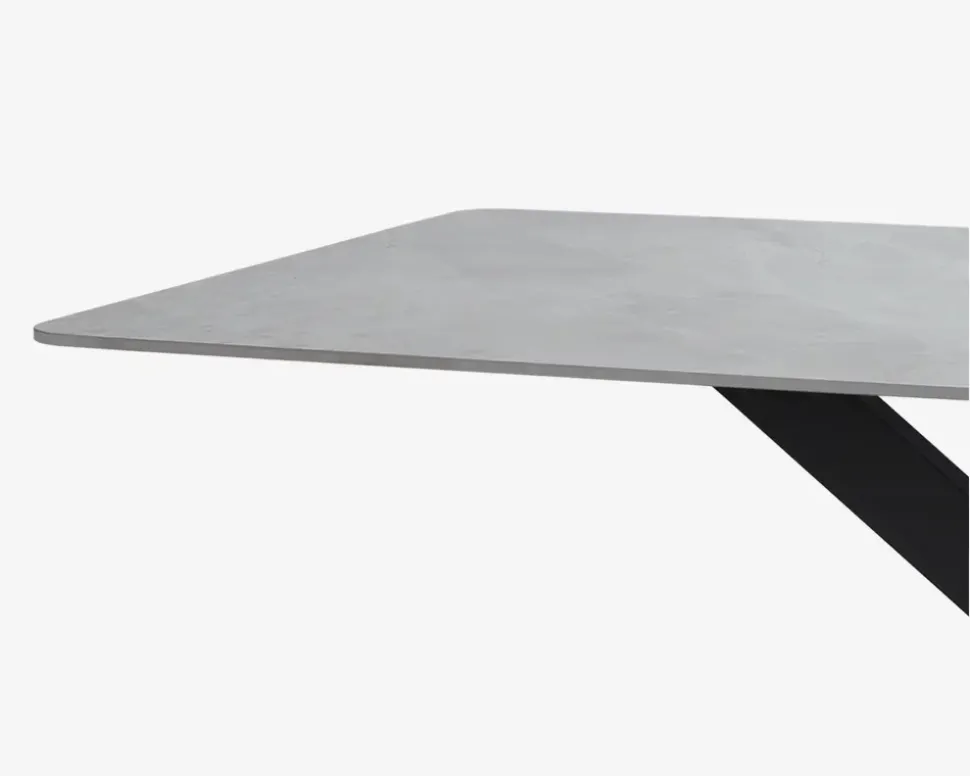 Spisebord i grå sintret sten