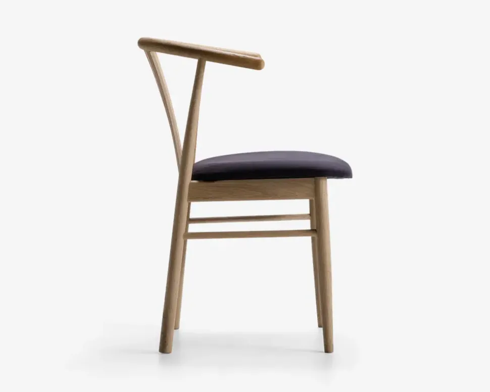 Spisebordsstol i massiv eg