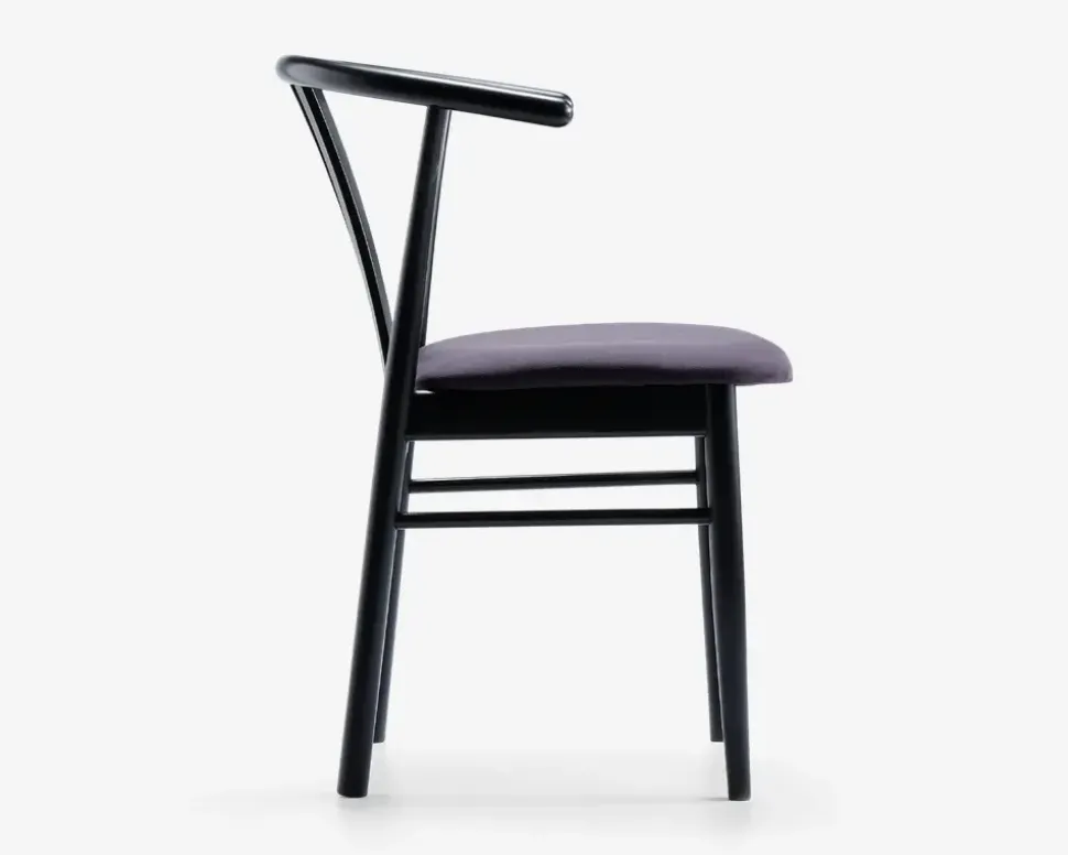 Spisestuestol i sortlakeret bøg