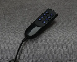 Stol med indbygget fodskammel og løftefunktion