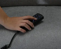 Stol med indbygget fodskammel og løftefunktion