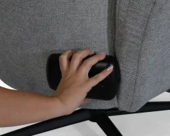 Stol med indbygget fodskammel og løftefunktion