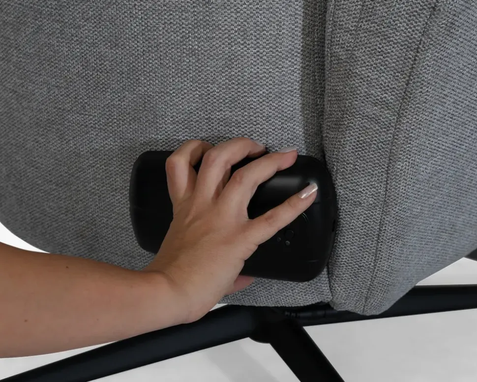 Stol med indbygget fodskammel og løftefunktion