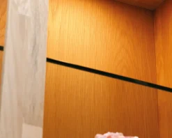 Vitrine i hvidolieret eg B. 94 cm